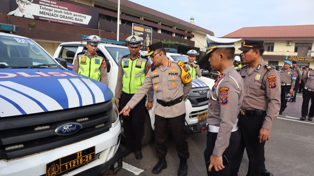 Kapolrestabes Medan Kombes Pol Dr Teddy JS Marbun didampingi Kasat Lantas Kompol Andika Purba mengecek kendaraan patroli Presisi Sat Lantas dan Samapta Polrestabes Medan di halaman Mapolrestabes, Rabu (3/1/2024). (Dok/Polrestabes Medan)