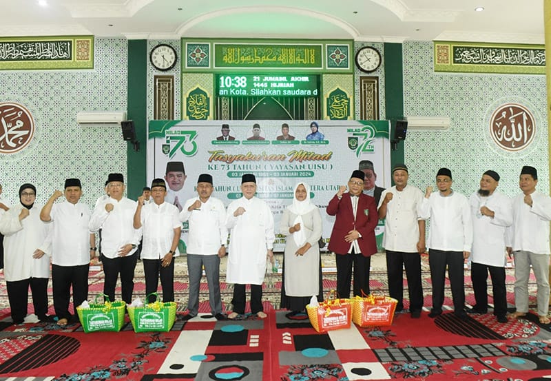 Asisten Pemerintahan dan Kesejahteraan Rakyat Basarin Yunus Tanjung foto bersama dengan lainnya pada acara Tasyakuran Milad ke-73 Yayasan UISU dan Milad ke-72 UISU di Masjid Jami’ Al Munawarrah, Kampus UISU, Jalan Sisingamangaraja XII Medan, Rabu (3/1/2024). (Dok/Kominfo Sumut)