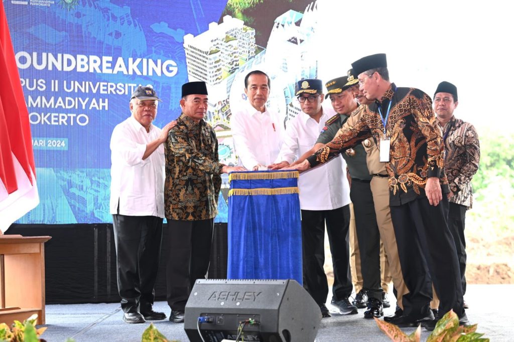 Presiden Jokowi memulai ground breaking Kampus II UMP, di Kabupaten Banyumas, Jawa Tengah, Rabu (3/1/2024). (Dok/BPMI Setpres)