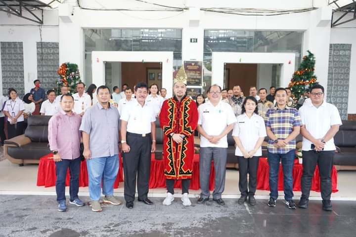 Bupati Nias Barat Khenoki Waruwu bersama sejumlah Kepala OPD berfoto bersama dengan Wakil Direktur PT Garuda Indonesia Eksitarino Irianto beserta rombongan di depan lobi Kantor Bupati Nias Barat, Rabu (3/1/2024). (Dok/Kominfo Nias Barat)