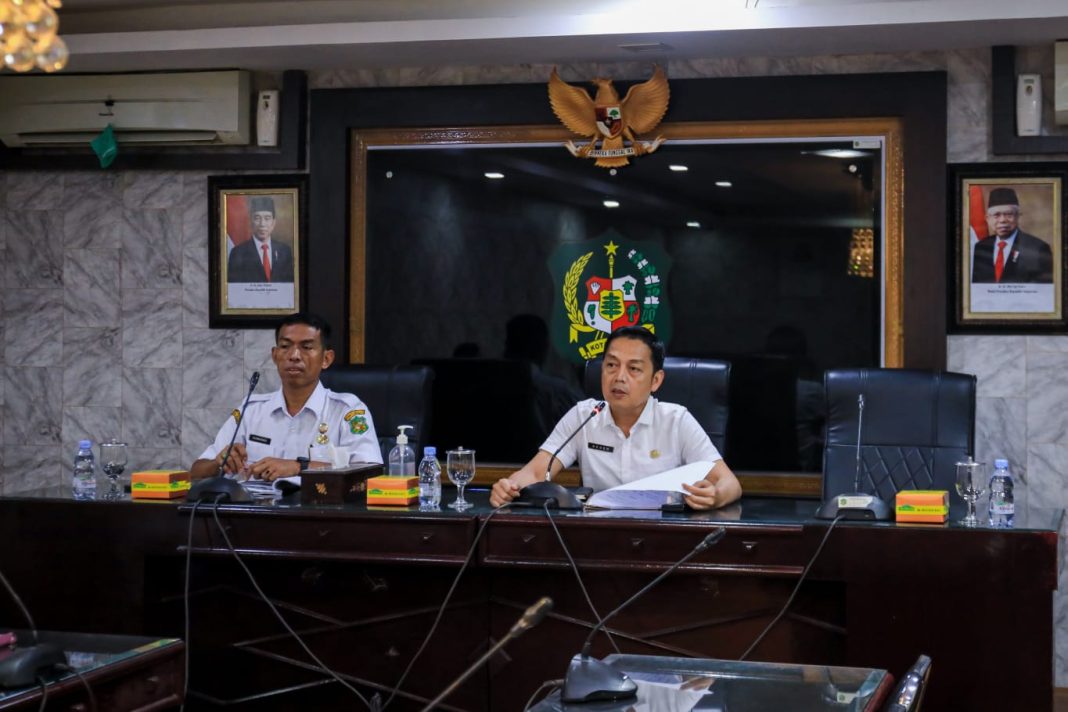 Rapat pembahasan renovasi kios pasar Simalingkar yang dipimpin Wali Kota Medan diwakili Kabag Perekonomian, Regen di Ruang Rapat II, Kantor Wali Kota Medan, Rabu (3/1/2024). (Dok/Kominfo Medan)