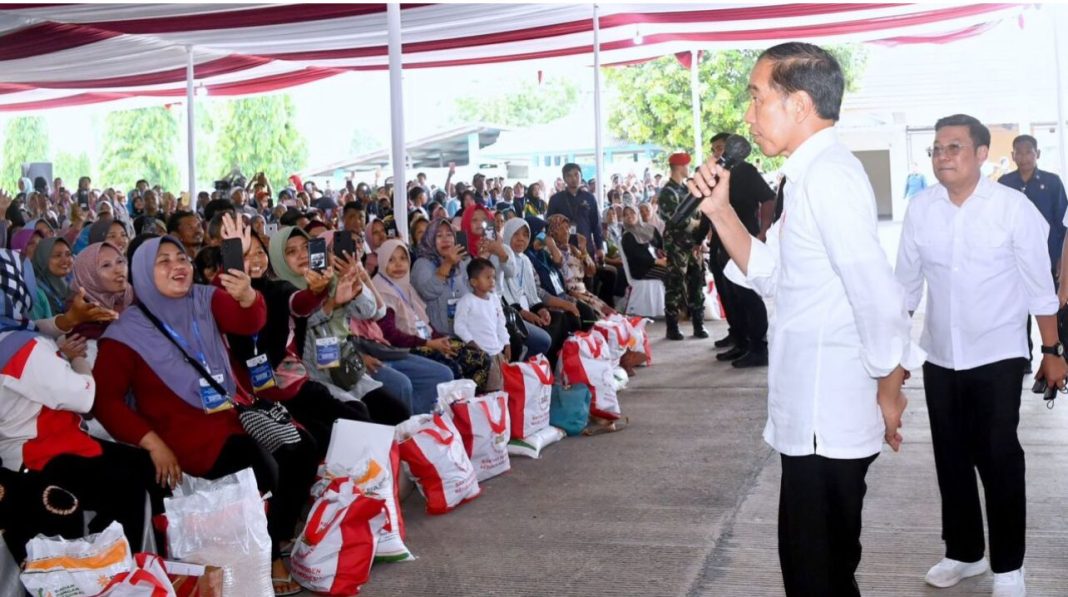 Presiden Jokowi melakukan kunjungan ke Gudang Bulog Munjung Agung, Kabupaten Tegal, Jawa Tengah, Rabu (3/1/2024).