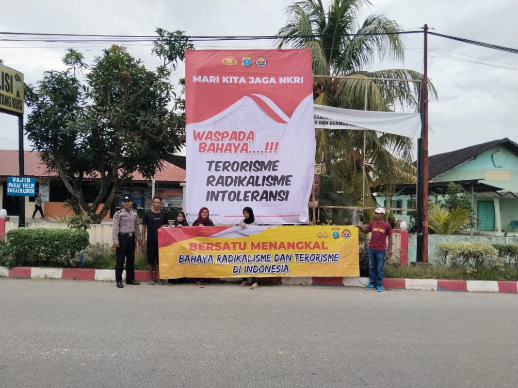 Bidang Humas Polda Sumut melaksanakan pencegahan dan penanggulangan terorisme, radikalisme dan intoleransi dengan pemasangan spanduk dan billboard di beberapa lokasi, Rabu (3/1/2024). (Dok/Polda Sumut)