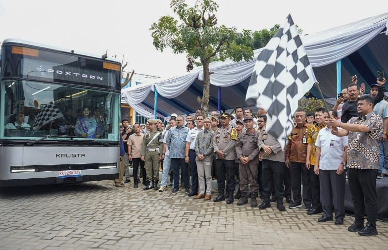 Wali Kota Medan Bobby Nasution meluncurkan bus listrik gratis di Komplek J-City, Kecamatan Medan Johor, Kamis (4/1/2024). (Dok/Kominfo Medan)