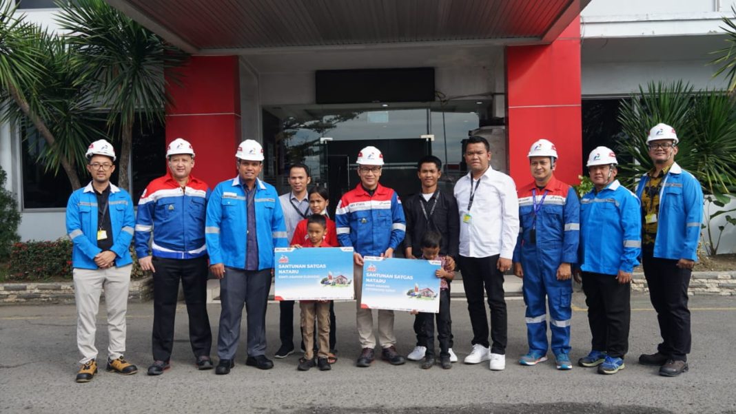 Direktur Pemasaran Pusat dan Niaga Pertamina Patra Niaga, Maya Kusmaya dan Executive General Manager Pertamina Patra Niaga Regional Sumbagut, Freddy Anwar dan diterima langsung perwakilan anak yatim piatu dan pengurus panti asuhan bertempat di FT Medan Group dan FT Pematangsiantar beberapa waktu lalu. (Dok/PT Pertamina)