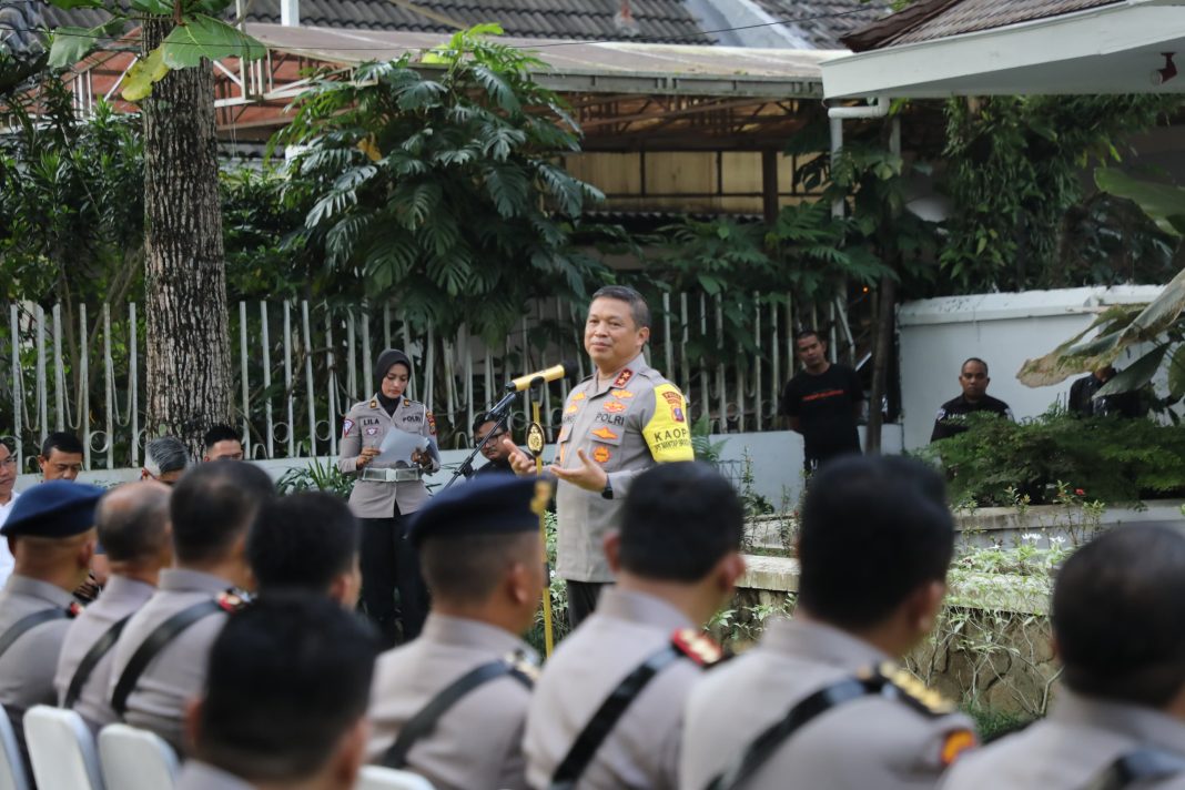 Kapolda Sumut Irjen Pol Agung Setya Imam Effendi memberi sambutan di hadapan PJU dan seluruh kapolres saat menyambangi rumah eks Kapolri Jenderal (Purn) Hoegeng di Jalan A Rivai Medan, Kamis (4/1/2024). (Dok/Polda Sumut)