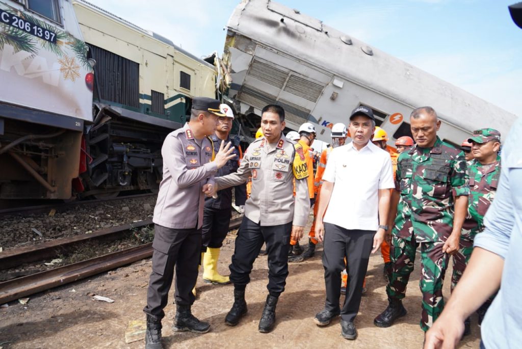 300 personel Polda Jawa Barat evakuasi Kereta Api KA 350 Commuter Line dengan KA 66 Turangga, Jumat (5/1/2024) sekira pukul 06.03 WIB. (Dok/Humas Polri)