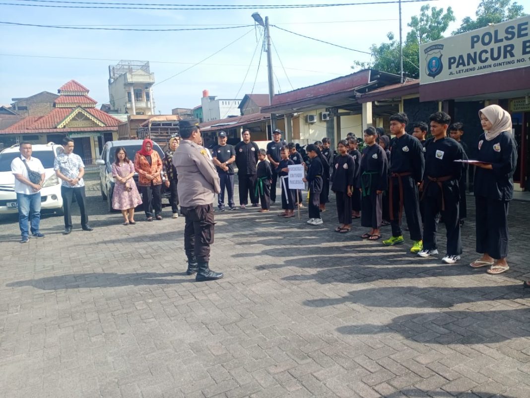 Pembina KONI Pancurbatu Ipda Edison Sembiring SH memberi bimbingan kepada 20 atlet Pencak Silat yang akan berangkat ke Kejurda merebut Piala Dinas Pendidikan Deliserdang di depan Mapolsek, Rabu (4/1/2024). (Dok/Humas)