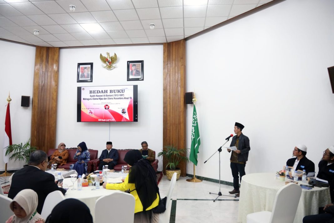 KBRI Riyadh melalui Atdikbud menggelar diskusi bedah buku yang memaparkan kehidupan dan warisan keilmuan Syekh Nawawi Al-Bantani, di Kantor KBRI Riyadh, Rabu (3/1/2024). (Dok/Kemendikbudristek RI)