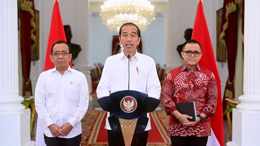 Presiden Jokowi didampingi Mensesneg Pratikno dan Menteri PANRB Abdullah Azwar Anas memberikan keterangan pers, Jumat (5/1/2024). (Dok/BPMI Setpres)