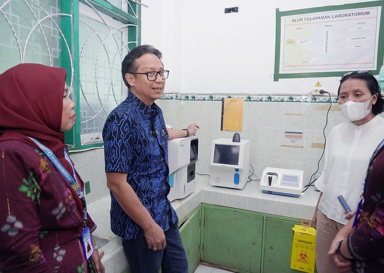 Menkes RI Budi Gunadi Sadikin didampingi Direktur Jenderal Kesehatan Masyarakat dr Maria Endang Sumiwi melakukan kunjungan kerja di Kota Palu, Sulawesi Tengah, Sabtu (6/1/2024). (Dok/Kemenkes RI)