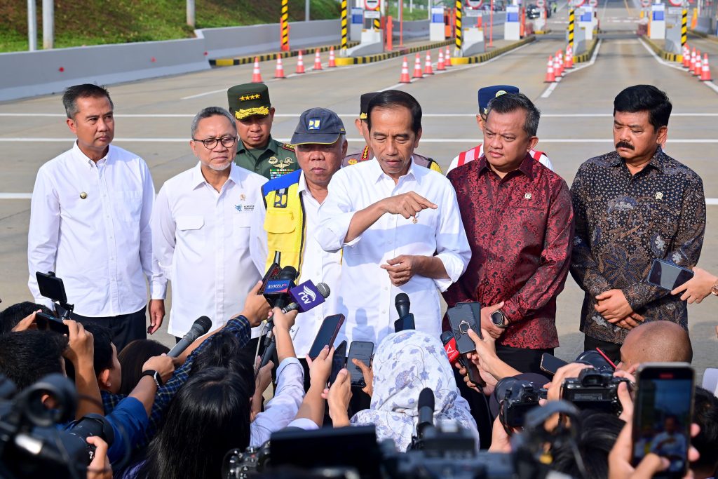 Presiden Jokowi usai meresmikan Jalan Tol Pamulang-Cinere-Raya Bogor di Gerbang Tol Limo Utama, Kota Depok, Jawa Barat, Senin (8/1/2024). (Dok/BPMI Setpres)