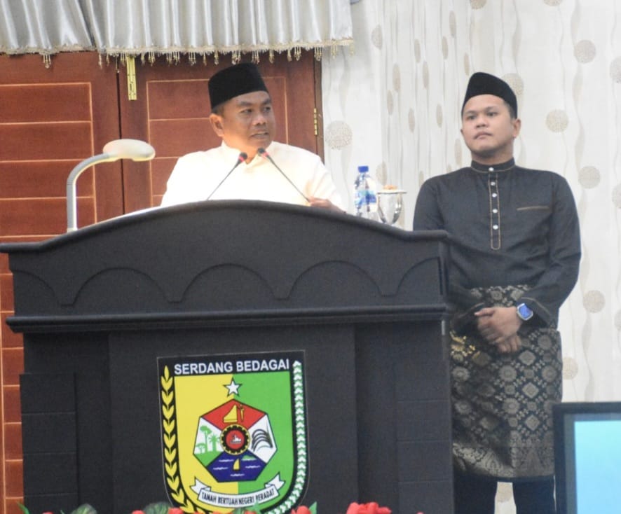 Bupati Sergai H Darma Wijaya didampingi Wakil Bupati Sergai H Adlin Tambunan menyampaikan pencapaian pembangunan dan prestasi sepanjang tahun 2023 pada rapat paripurna Hari Jadi ke-20 Kabupaten Sergai, Minggu (7/1/2024). (Dok/Kominfo Sergai)