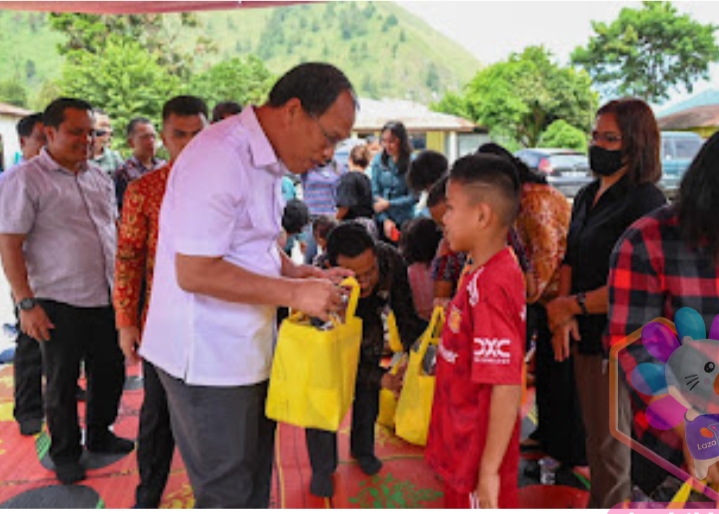 Bupati Humbahas Dosmar Banjarnahor SE menyerahkan bantuan keperluan sekolah kepada peserta didik jenjang PAUD, SD dan SMP yang terdampak bencana banjir bandang dan longsor di Desa Simangulampe, Kecamatan Baktiraja yang bersumber dari bentuk kepedulian pendidikan PT Bank Sumut, bertempat di SD 173360 Sinambela, Sabtu (6/1/2024). (Dok/Kominfo Humbahas)