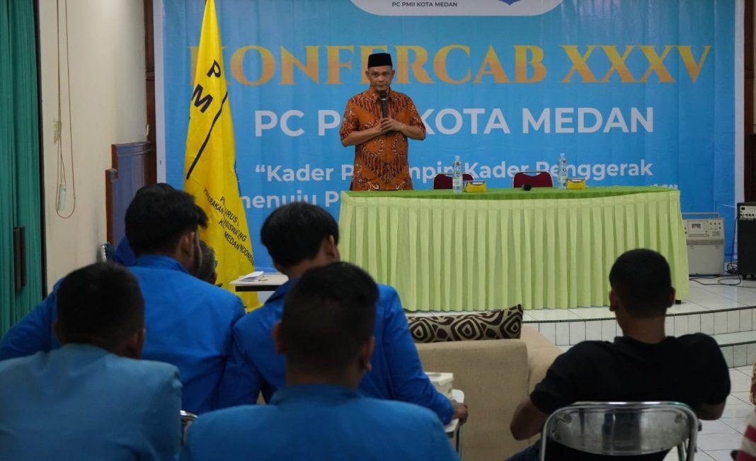 Kesbangpol Kota Medan Andy Mario Siregar ketika mewakili Wali Kota Medan dalam acara Konfercab XXXV PC PMII Kota Medan di Asrama Haji Medan, Minggu (7/1/2024). (Dok/Kominfo Medan)