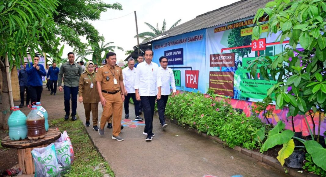 Presiden Jokowi dalam pertemuannya dengan para kepala desa se Kabupaten Serang di Desa Margagiri, Kabupaten Serang, Banten, Senin (8/1/2024).