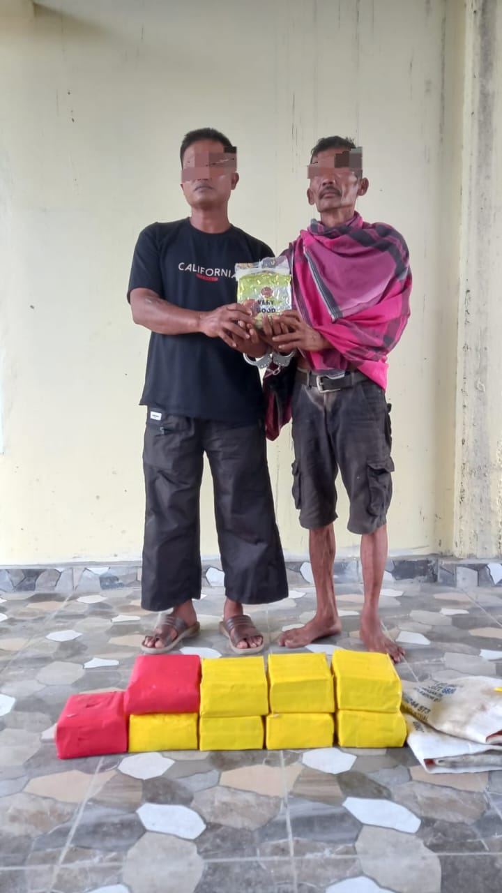 Kedua tersangka yang merupakan nelayan dengan barang bukti 10 Kg sabu diamankan ke Polda Sumut untuk pemeriksaan lebih lanjut, Minggu (7/1/2024). (Dok/Polda Sumut)