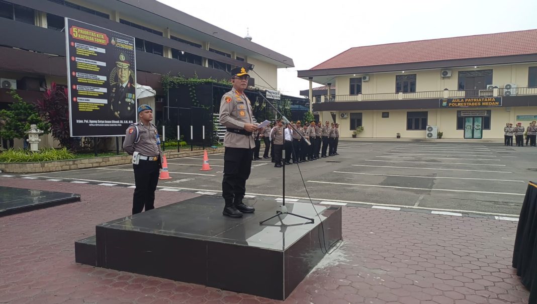 Kapolrestabes Medan Kombes Pol Dr Teddy John Sahala Marbun SH MHum memberikan pengarahan kepada personel saat memimpin apel di Mapolrestabes, Senin (8/1/2024). (Dok/Polrestabes Medan)