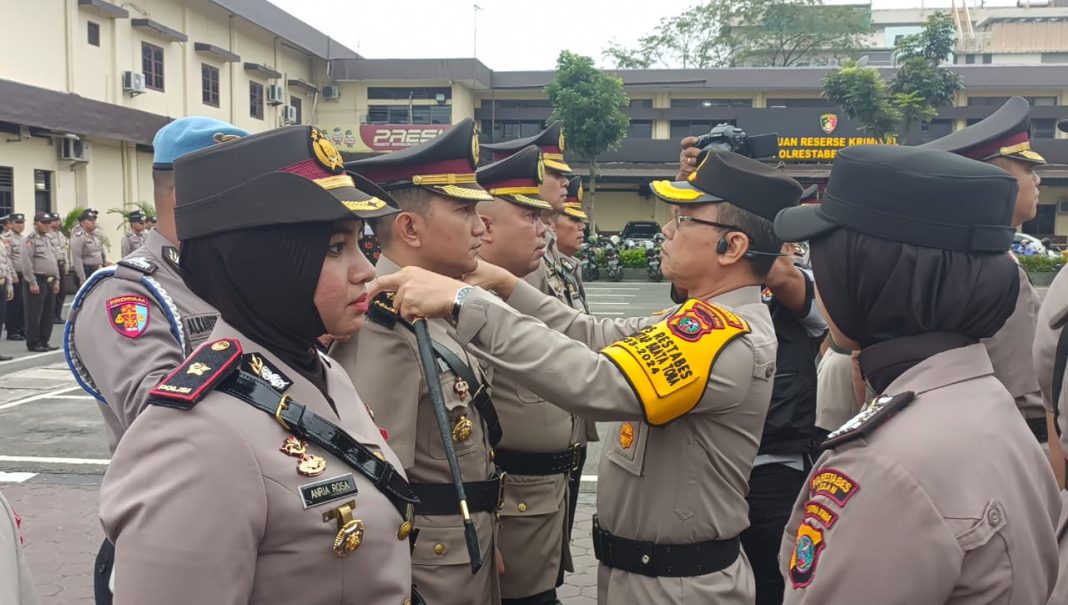 Kapolrestabes Medan Kombes Pol Dr Teddy John Sahala Marbun SH MHum memimpin sertijab Kasat Reskrim dan enam Kapolsek di Mapolrestabes Medan, Senin (8/1/2024). (Dok/Polrestabes Medan)