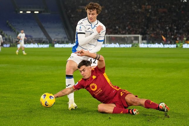 Duel Paulo Dybala dan Giorgio Scalvini dalam laga Serie A antara AS Roma vs Atalanta, Senin (8/1/2024).