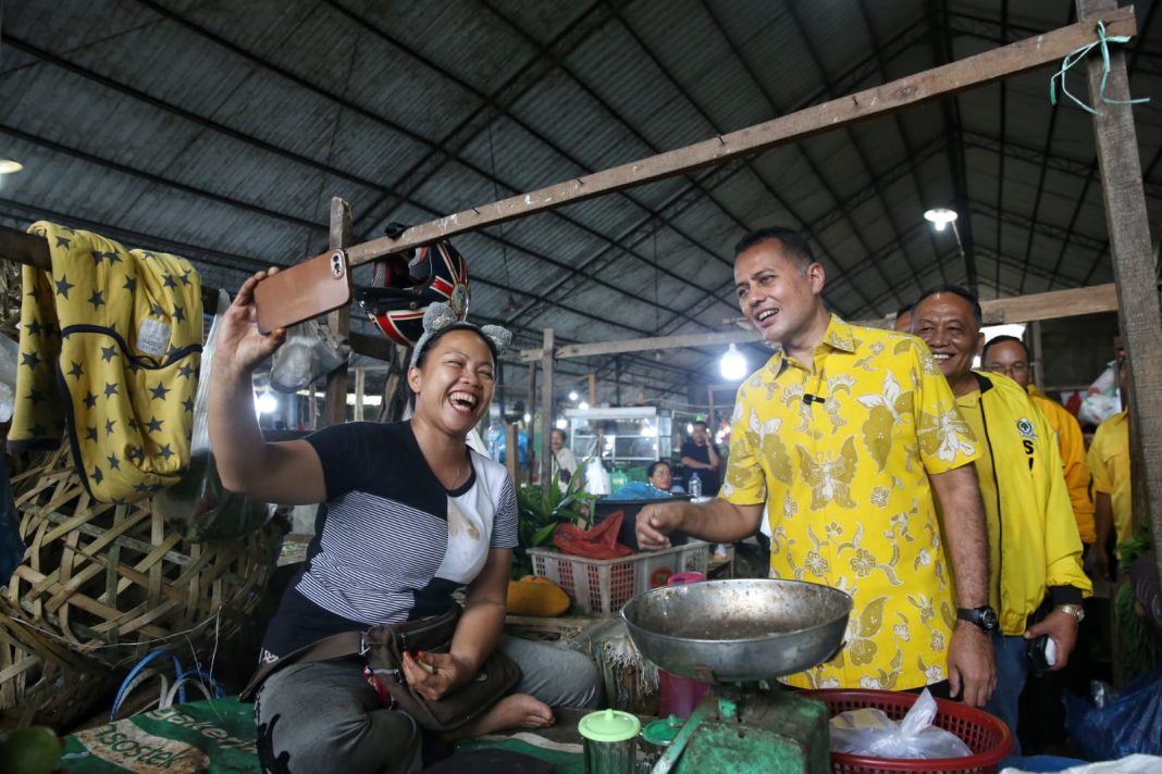 Caleg DPR RI dari Dapil Sumut 1, Musa Rajekshah mendengarkan keluhan para pedagang yang berada di Pasar Sembada Jalan Jamin Ginting Medan, Senin (8/1/2024).