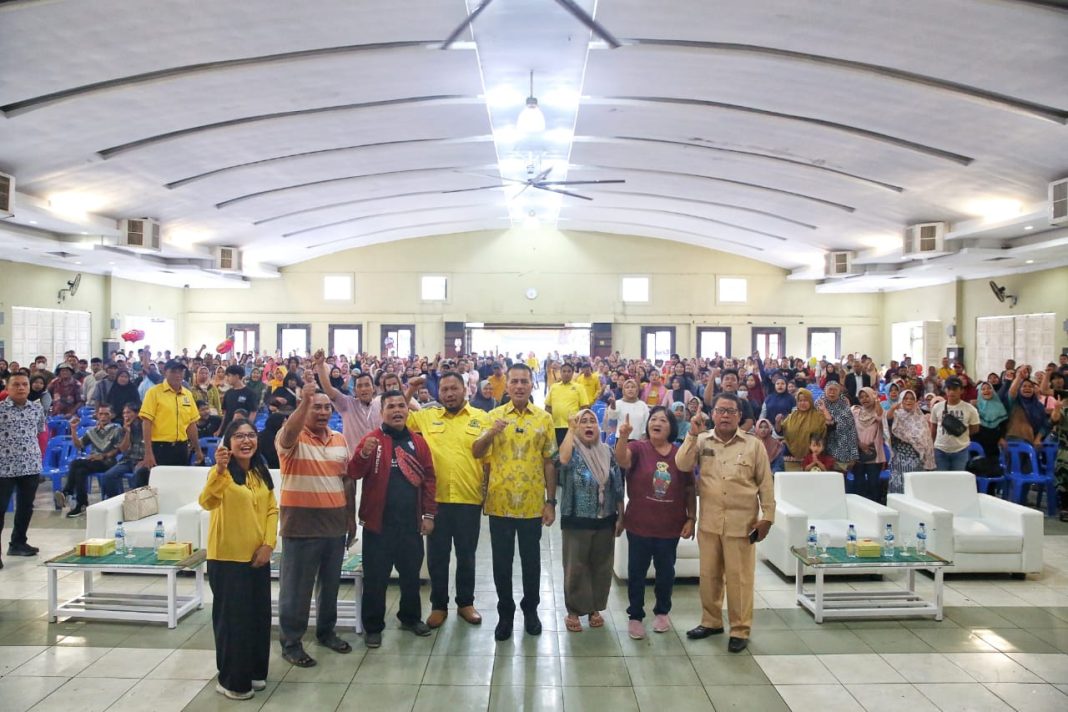 Sekitar seribu warga menghadiri Pasar Murah yang dilaksanakan oleh Caleg DPR RI dari Dapil Sumut 1, Musa Rajekshah bersama Caleg DPRD Medan, Saur Savant Brayns Bakara di Jambur Namaken, Jalan Jamin Ginting Medan, Senin (8/1/2024).