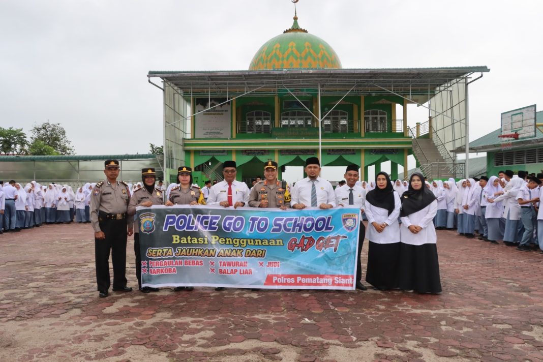 Kapolres Pematangsiantar AKBP Yogen Heroes Baruno foto bersama guru dan siswa/i usai menggelar kegiatan Police Go To School di MAN Pematang Siantar, Senin (8/1/2024). (Dok/Humas Polres Pematangsiantar)