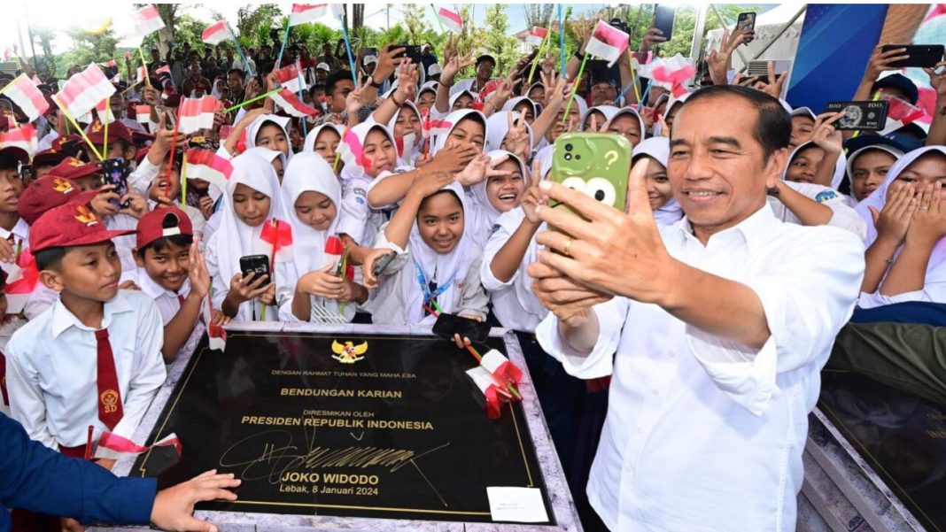 Siswa sekolah dasar dan sekolah menengah pertama yang telah menantikan kunjungan Presiden RI Joko Widodo.
