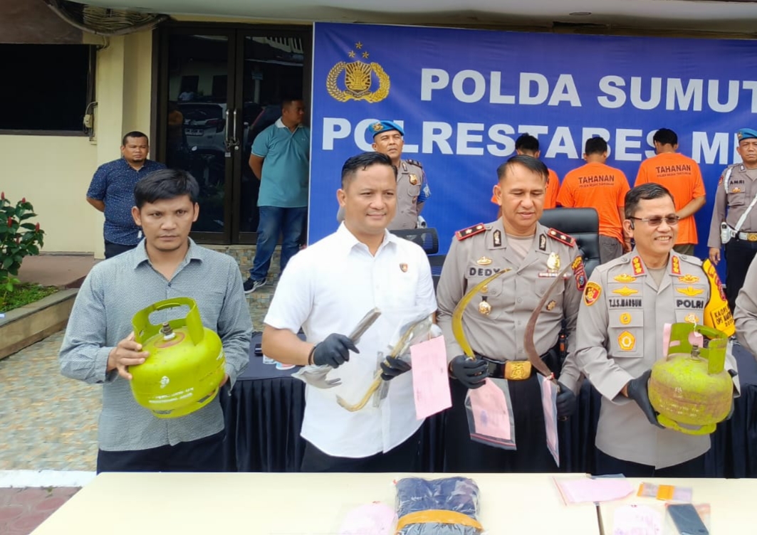 Kapolrestabes Medan Kombes Pol Dr Teddy John Sahala Marbun memaparkan para bandit jalanan berikut barang hasil kejahatan di Mapolrestabes Medan, Selasa (9/1/2024).