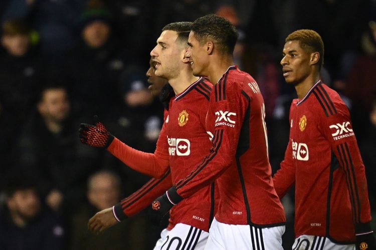 Bek Manchester United Diogo Dalot (depan) merayakan gol bersama rekan setimnya setelah mencetak gol pembuka pertandingan putaran ketiga Piala FA Inggris antara Wigan Athletic vs Man United di Stadion DW di Wigan, Inggris, Selasa (9/1/2024) dini hari WIB.