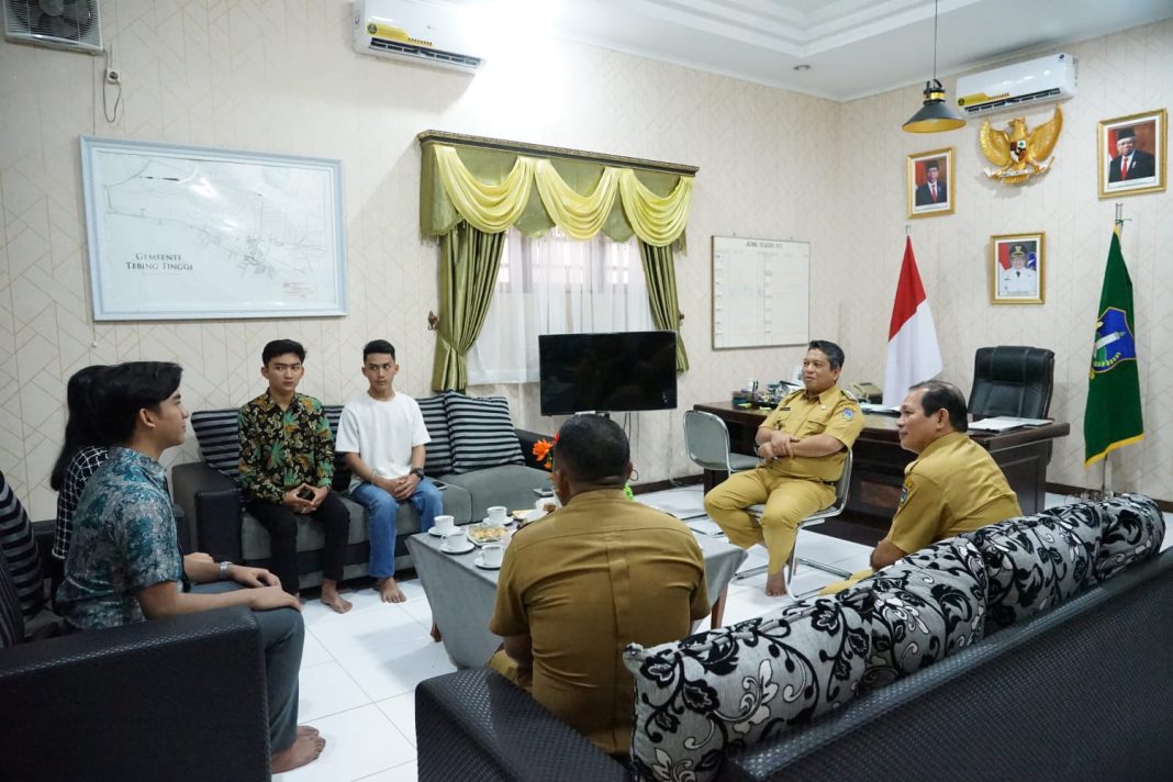 Pj Wali Kota Tebingtinggi Syarmadani saat menerima audiensi putera puteri Tebingtinggi, di Rumah Dinas Wali Kota, Jalan Sutomo yang didampingi Kepala Dinas Pemuda, Olahraga dan Pariwisata Syahdama Yanto, AP dan Plt Kabag Protokol Faisal Ahmad, Selasa (9/1/2024). (Dok/Dinas Kominfo Tebingtinggi)