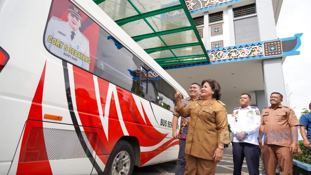 Bupati Karo Cory Sriwati Sebayang melihat bantuan bus sekolah yang merupakan program aspirasi anggota DPR RI Bob Andika Mamana Sitepu di halaman kantor Bupati Karo, Kabanjahe, Selasa (9/1/2024). (Dok/Kominfo Karo)