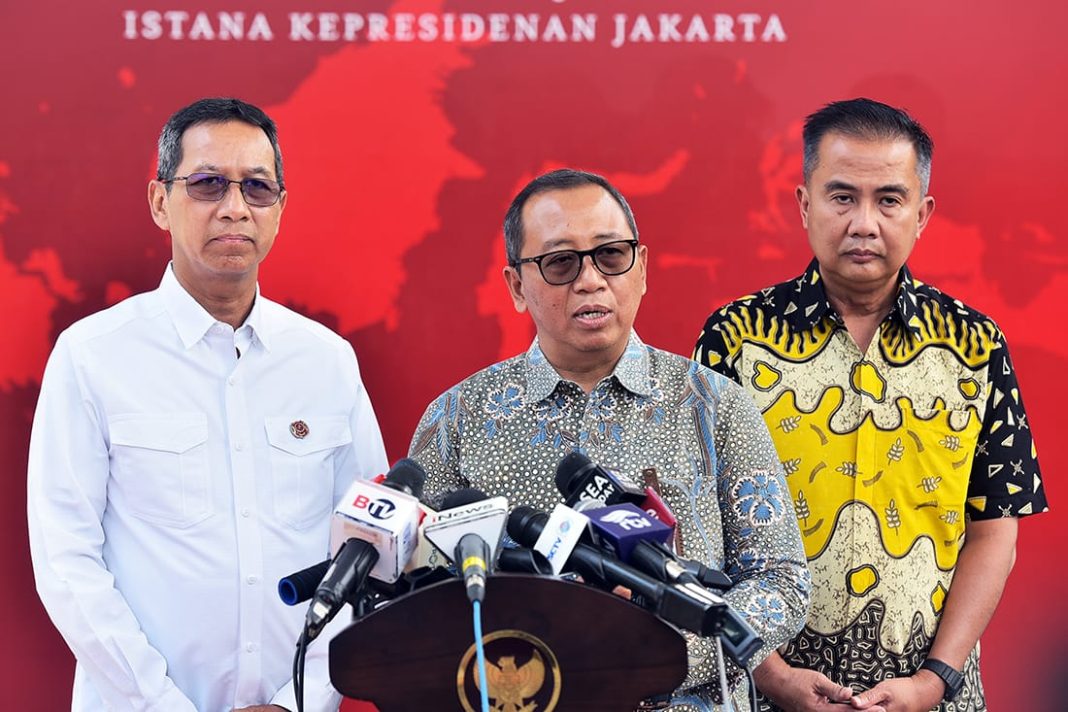 Sesmen Setneg Setya Utama bersama Kasetpres Heru Budi Hartono dan Deputi Bidang Protokol, Pers, dan Media Setpres Bey Machmudin memberikan keterangan pers di Kompleks Istana Kepresidenan Jakarta, Selasa (9/1/2024). (Dok/Humas Setkab)