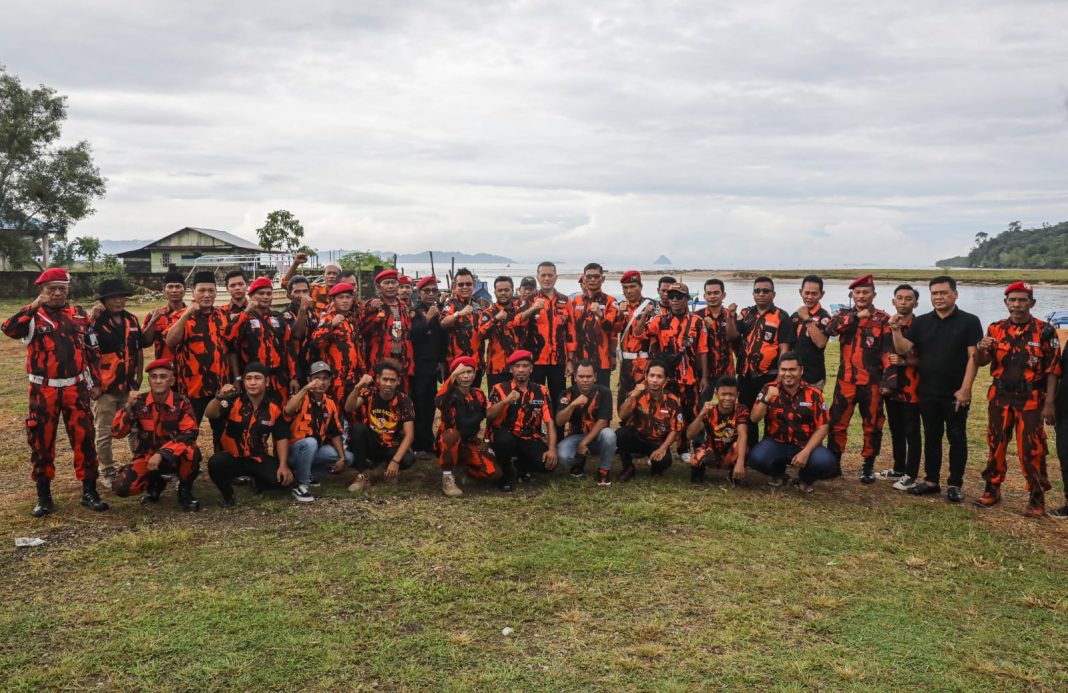 Plt Ketua MPW PP Sumut Musa Rajekshah foto bersama dengan lainnya saat bersilaturahmi dengan MPC PP Kabupaten Tapteng dan Kota Sibolga di Muara, Tapteng, Rabu (10/1/2024).