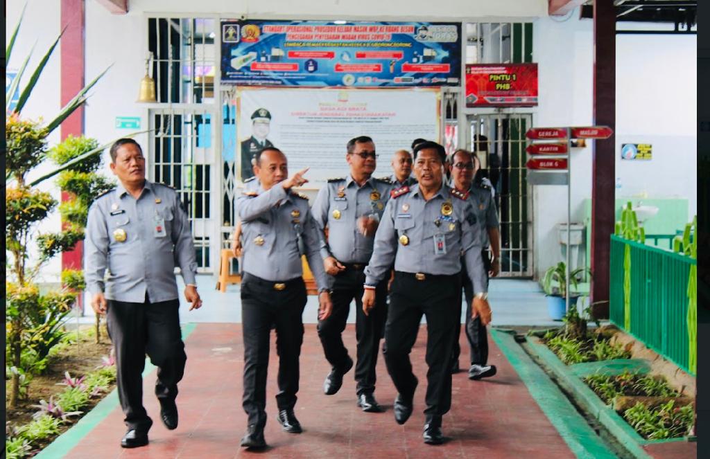 Kakanwil Kemenkumham Sumut M Jahari Sitepu bersama beberapa Kepala Divisi melakukan kunjungan ke Lapas Siborong-borong, Selasa (9/1/2024). (Dok KPLP Lapas Siborong-borong)