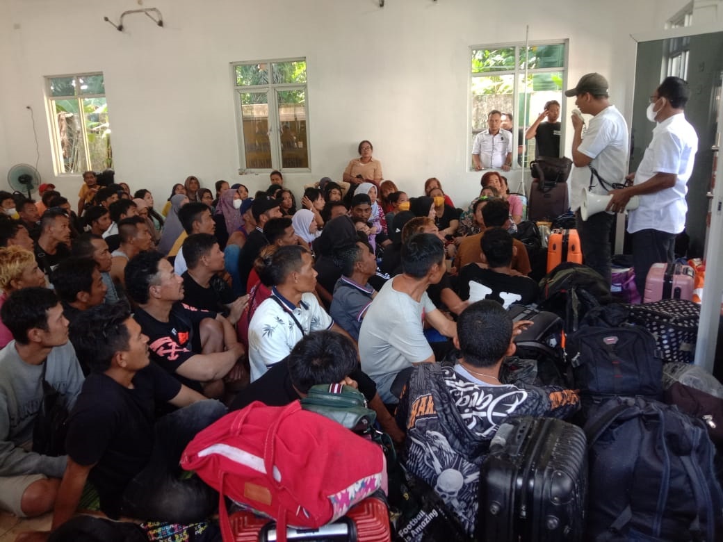 Sebanyak 127 PMI Ilegal yang terdampar di muara perairan laut Deliserdang, dikumpulkan untuk didata di Aula Kantor Camat, di Pantailabu, Rabu (10/1/2024). (Dok/FKDM Pantailabu)