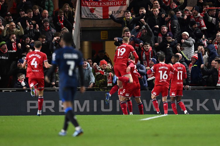 Gelandang Middlesbrough Hayden Hackney (merah) berselebrasi setelah mencetak gol pertama timnya pada pertandingan leg pertama semifinal Piala Liga Inggris antara Middlesbrough vs Chelsea di Stadion Riverside di Middlesbrough, Inggris, Rabu (10/1/2024) dini hari WIB.