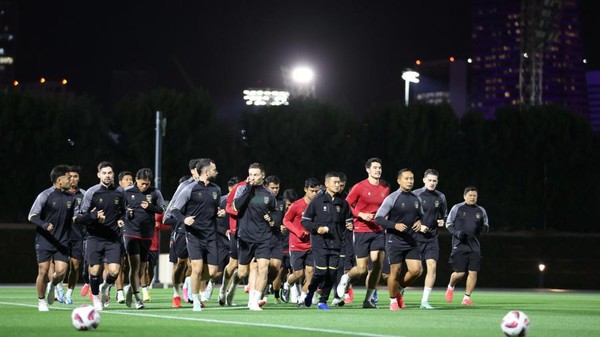 Timnas Indonesia dalam sebuah sesi latihan di Doha, Qatar.