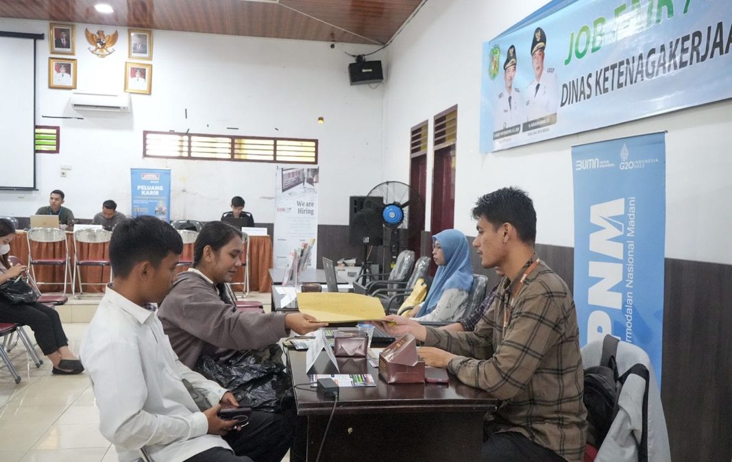 Job Fair yang digelar Dinas Ketenagakerjaan Medan di Kantor Camat Medan Baru, menyediakan 256 lowongan pekerjaan, Rabu (10/1/2024). (Dok/Kominfo Medan)