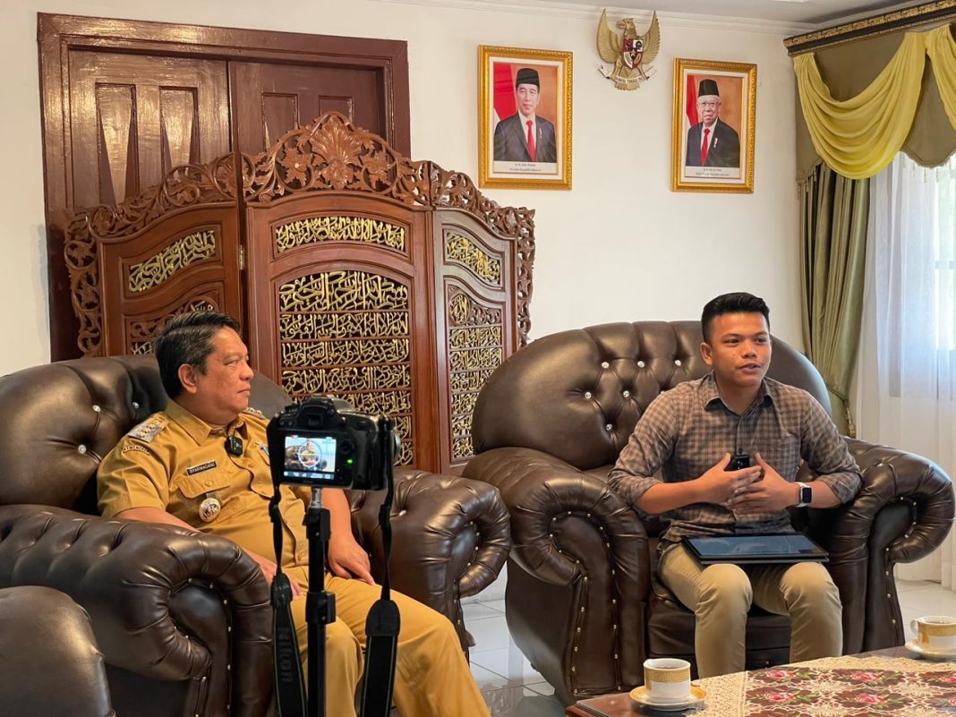 Pj Wali Kota Tebingtinggi Drs Syarmadani MSi saat mengisi podcast yang diselenggarakan Dinas Kominfo dan di pandu MC Podcast, Aldo Marbun, di Rumah Dinas Wali Kota, Jalan Sutomo, Selasa (9/1/2024). (Dok/Kominfo Tebingtinggi)