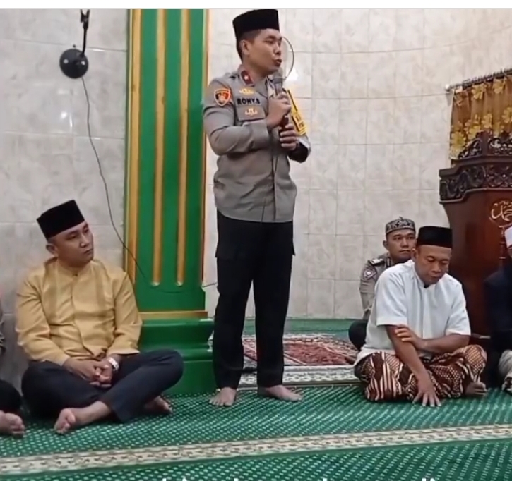 Wakapolda Sumut Brigjen Pol Rony Samtana SIK MTCP kepada warga saat menyambangi Masjid Nurul Iman, Jalan Sisingamangaraja XII Medan, Kamis (11/1/2024). (Dok/Polda Sumut)