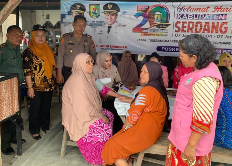 Kapolsek Tanjung Beringin AKP Tobat Sihombing bersama Camat Elmiati dan Peltu Saiful xari Koramil 11, dan Kepala UPTD Puskesmas Tanjungberingin drg Sherlyta Mutia Hutabarat menyaksikan tim medis memberikan pelayanan kesehatan kepada masyarakat, Kamis (11/1/2024).