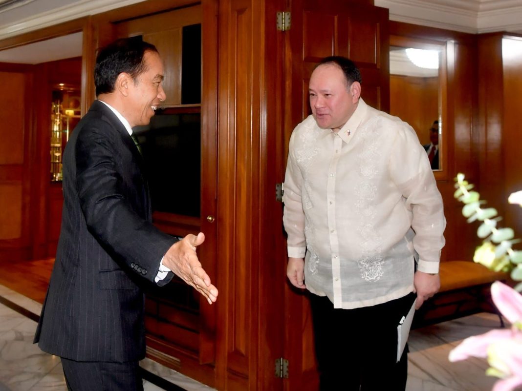 Presiden Jokowi menerima kunjungan kehormatan Menteri Pertahanan Filipina Gilberto Eduardo Gerardo C. Teodoro Jr, Kamis (11/1/2024). (Dok/BPMI Setpres)