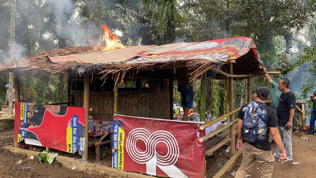 Tim gabungan dari Satres Narkoba Polrestabes Medan dan Sat Samapta membakar pondok yang dijadikan lokasi judi dan narkoba di tengah perkebunan sawit Jalan Penungkiren, Kecamatan Pancurbatu, Kamis (11/1/2024). (Dok/Polrestabes Medan)