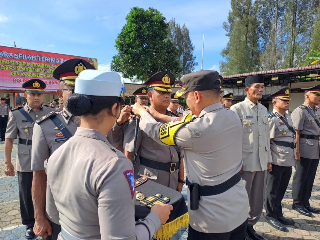 Kapolres Tanah Karo AKBP Wahyudi Rahman memimpin pelantikan dan Sertijab Wakapolres, sejumlah PJU dan Kapolsek, di halaman Mapolres Tanah Karo, Jumat (12/1/2024). (Dok/Humas Polres Tanah Karo)