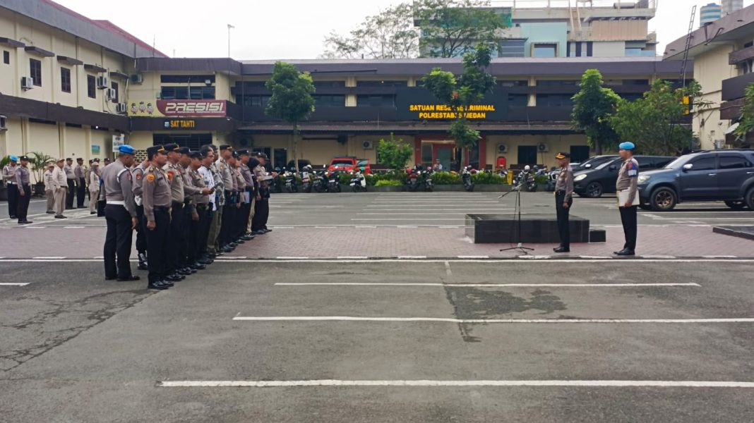 Kabag Ren Polrestabes Medan AKBP Rimal Dirham pimpin apel di halaman Mapolrestabes, Jumat (12/1/2024). (Dok/Polrestabes Medan)