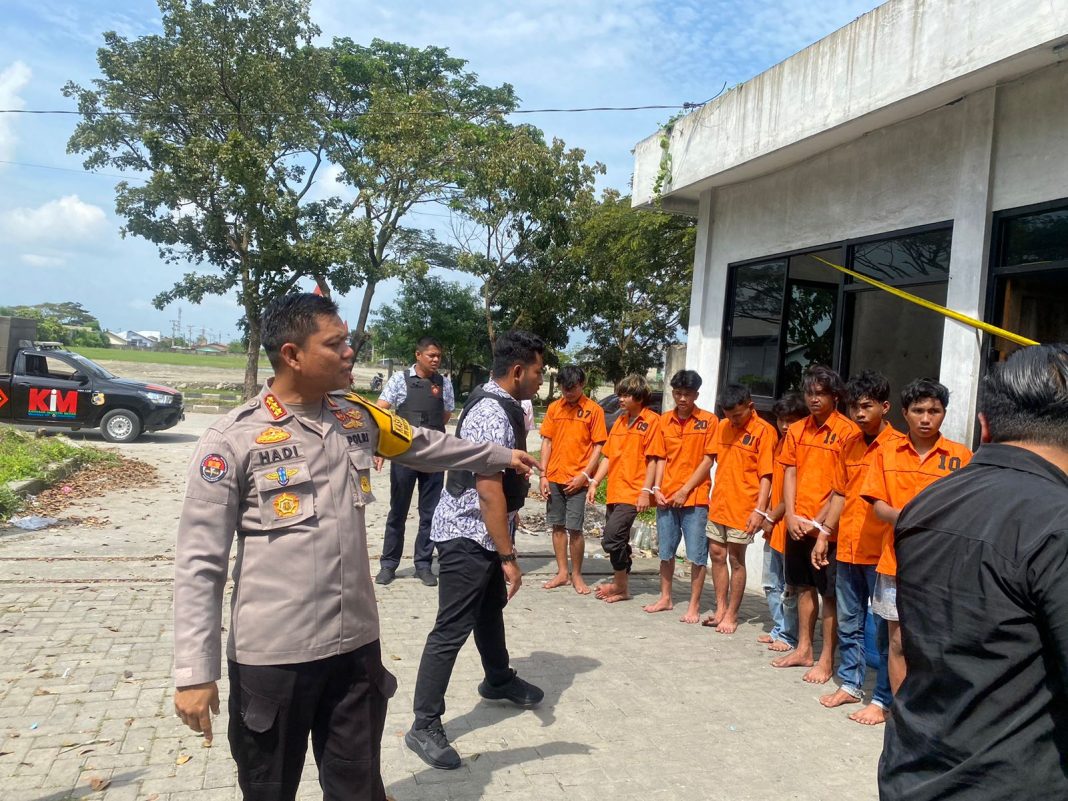 Kabid Humas Polda Sumut Kombes Pol Hadi mengarahkan begal yang tertangkap untuk berbaris. (Dok/Polda Sumut)