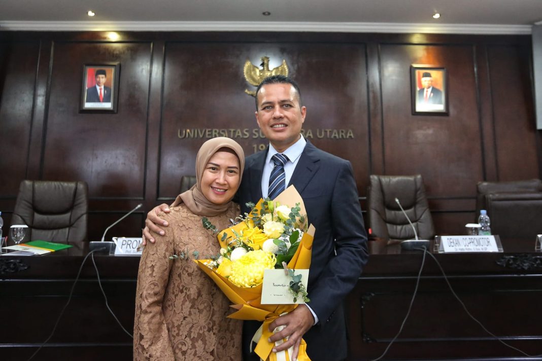 Musa Rajekshah foto bersama dengan istri usai sidang terbuka promosi doktornya di Gedung Biro Rektor USU, Jumat (12/1/2024).