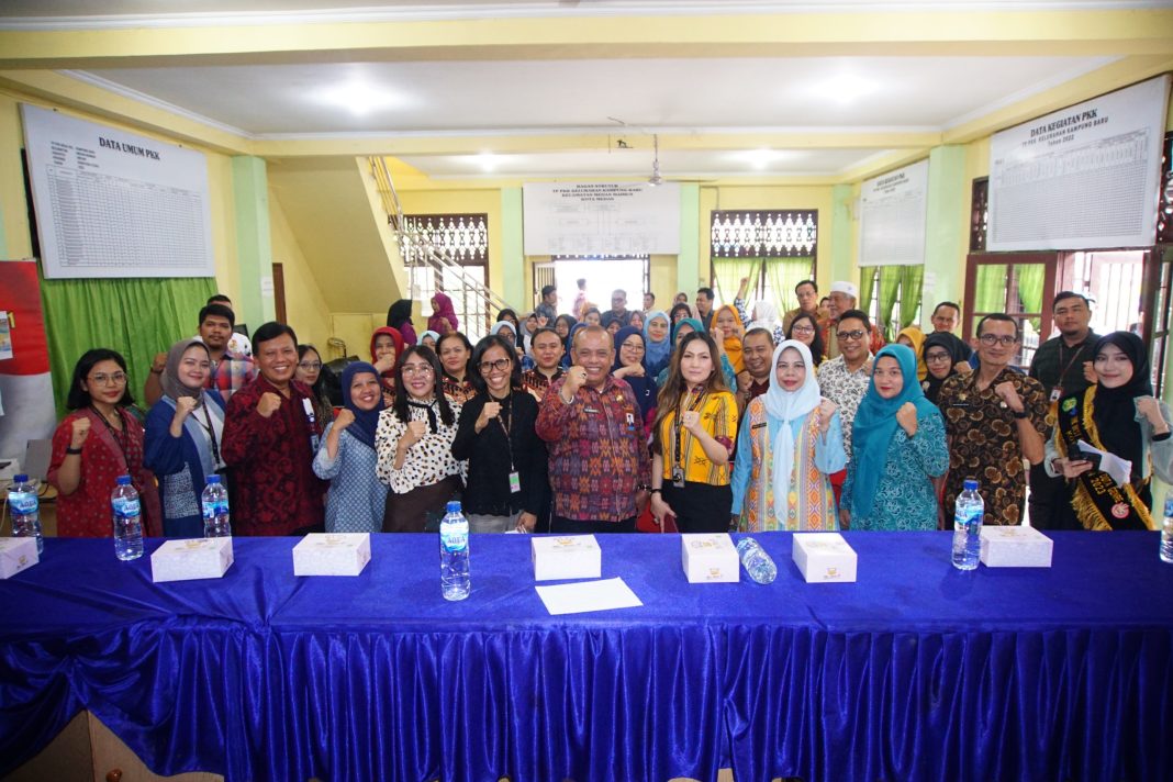 Kepala Perwakilan BKKBN Sumut Dr Munawar Ibrahim SKp MHP foto bersama dengan Erlinda beserta tim dari Kantor Staf Presiden Republik Indonesia pada kegiatan 