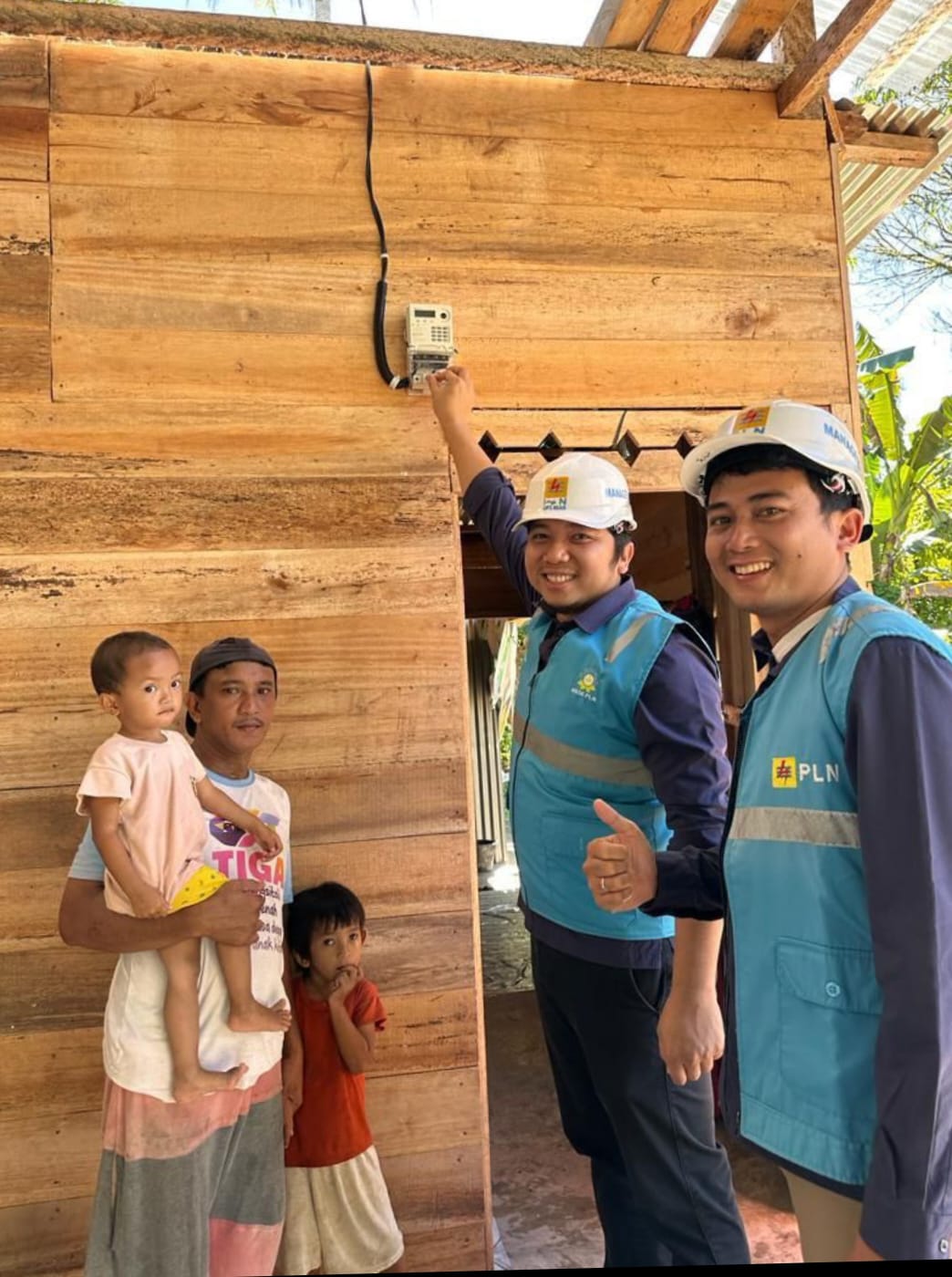 Manager PLN ULP Gunungsitoli, Fernandes H Sianipar bersama Assistant Manager Niaga dan Pemasaran, Dovin Alfrinto Simbolon secara simbolis melakukan penyalaan di rumah salah satu masyarakat di Desa Samasi.